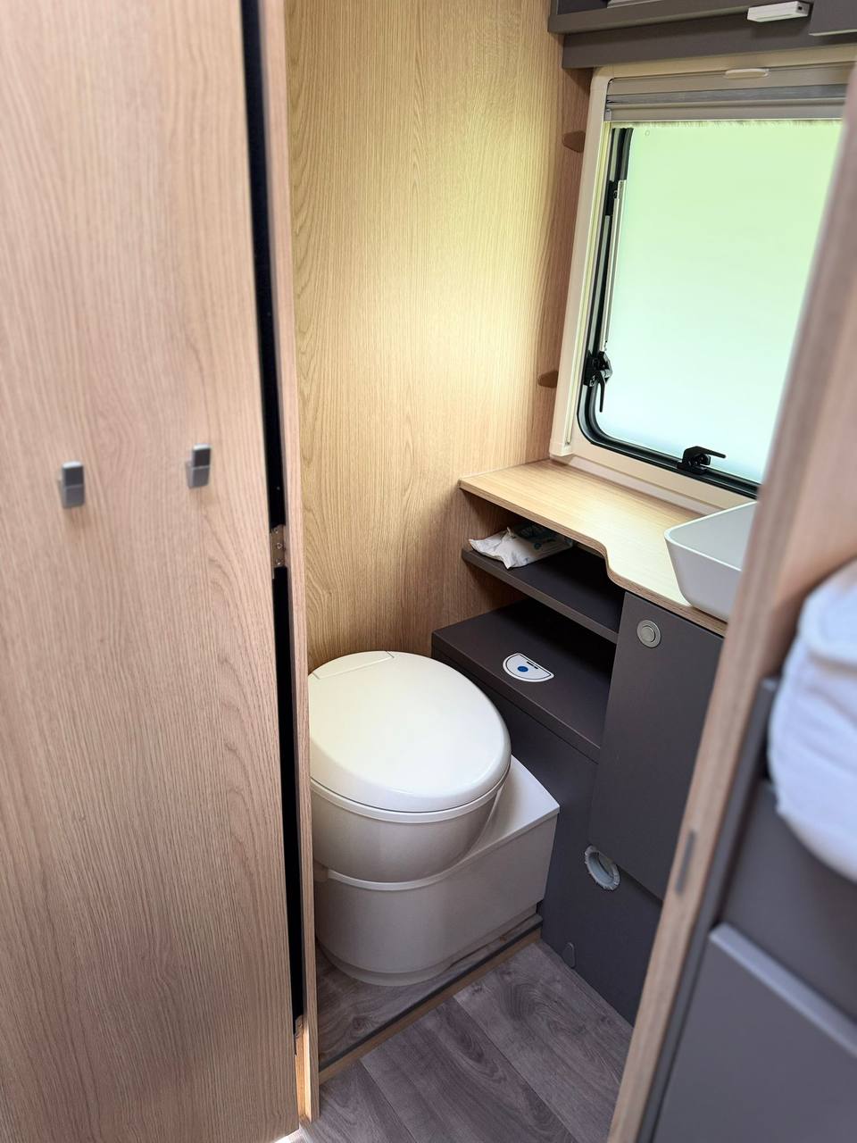 Bad mit WC und Waschbecken